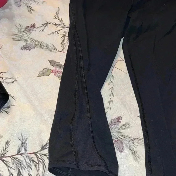 LULULEMON black crops size 8 - Picture 2 of 4